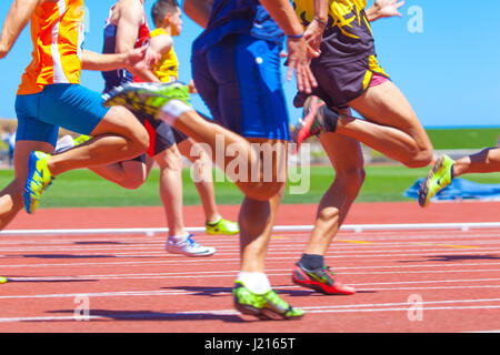 junge Männer, die Hurdling auf dem Leichtathletik-Stadion CIAT in Santa Cruz De Tenerife Stadt während 22. April 2017 Stockfoto