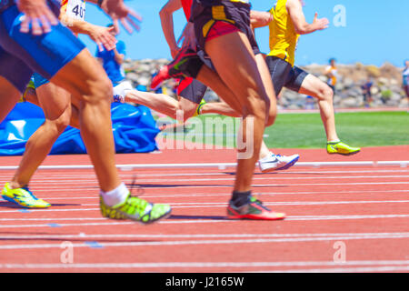 junge Männer, die Hurdling auf dem Leichtathletik-Stadion CIAT in Santa Cruz De Tenerife Stadt während 22. April 2017 Stockfoto