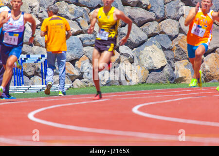 junge Männer, die Hurdling auf dem Leichtathletik-Stadion CIAT in Santa Cruz De Tenerife Stadt während 22. April 2017 Stockfoto