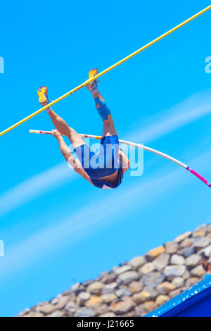 Outdooor jungen Erwachsenen männlichen Stabhochsprung Wettbewerb statt 22. April 2017 auf dem Leichtathletik-Stadion CIAT in Santa Cruz De Tenerife-Stadt Stockfoto