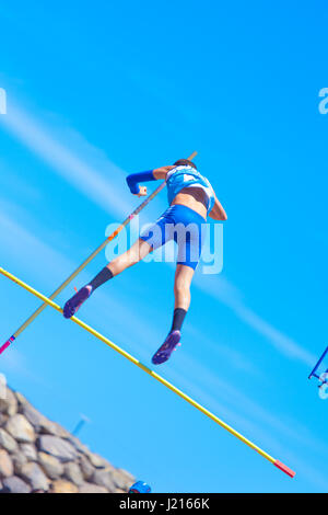 Outdooor jungen Erwachsenen männlichen Stabhochsprung Wettbewerb statt 22. April 2017 auf dem Leichtathletik-Stadion CIAT in Santa Cruz De Tenerife-Stadt Stockfoto