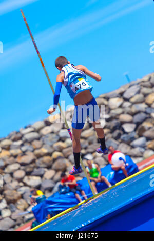 Outdooor jungen Erwachsenen männlichen Stabhochsprung Wettbewerb statt 22. April 2017 auf dem Leichtathletik-Stadion CIAT in Santa Cruz De Tenerife-Stadt Stockfoto