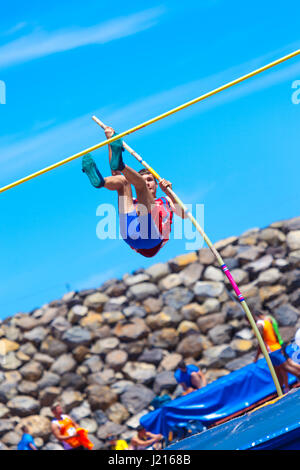 Outdooor jungen Erwachsenen männlichen Stabhochsprung Wettbewerb statt 22. April 2017 auf dem Leichtathletik-Stadion CIAT in Santa Cruz De Tenerife-Stadt Stockfoto