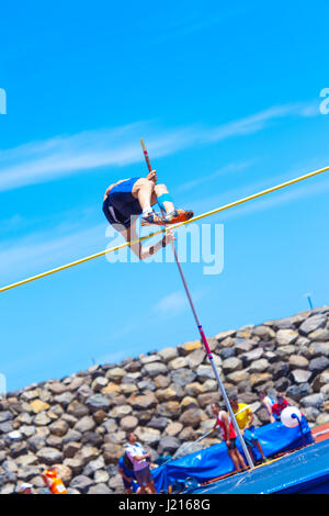 Outdooor jungen Erwachsenen männlichen Stabhochsprung Wettbewerb statt 22. April 2017 auf dem Leichtathletik-Stadion CIAT in Santa Cruz De Tenerife-Stadt Stockfoto