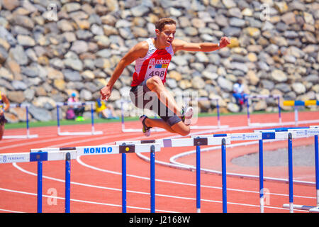 junge Männer, die Hurdling auf dem Leichtathletik-Stadion CIAT in Santa Cruz De Tenerife Stadt während 22. April 2017 Stockfoto