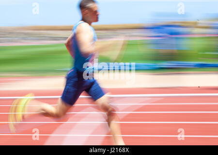 junge Männer, die Hurdling auf dem Leichtathletik-Stadion CIAT in Santa Cruz De Tenerife Stadt während 22. April 2017 Stockfoto