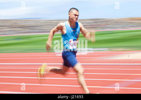 junge Männer, die Hurdling auf dem Leichtathletik-Stadion CIAT in Santa Cruz De Tenerife Stadt während 22. April 2017 Stockfoto