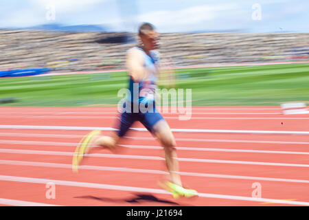 junge Männer, die Hurdling auf dem Leichtathletik-Stadion CIAT in Santa Cruz De Tenerife Stadt während 22. April 2017 Stockfoto