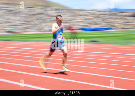 junge Männer, die Hurdling auf dem Leichtathletik-Stadion CIAT in Santa Cruz De Tenerife Stadt während 22. April 2017 Stockfoto