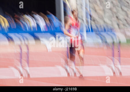 junge Männer, die Hurdling auf dem Leichtathletik-Stadion CIAT in Santa Cruz De Tenerife Stadt während 22. April 2017 Stockfoto