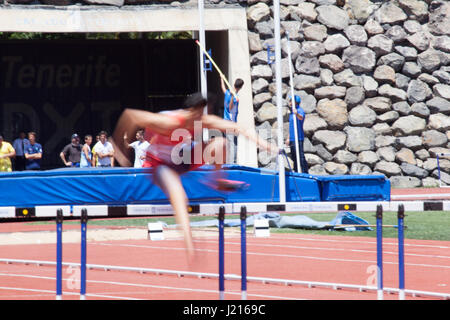 junge Männer, die Hurdling auf dem Leichtathletik-Stadion CIAT in Santa Cruz De Tenerife Stadt während 22. April 2017 Stockfoto