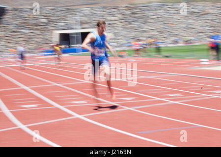 junge Männer, die Hurdling auf dem Leichtathletik-Stadion CIAT in Santa Cruz De Tenerife Stadt während 22. April 2017 Stockfoto