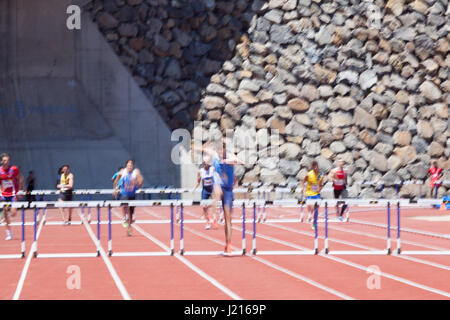 Outdooor jungen Erwachsenen männlichen Stabhochsprung Wettbewerb statt 22. April 2017 auf dem Leichtathletik-Stadion CIAT in Santa Cruz De Tenerife-Stadt Stockfoto