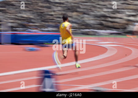 junge Männer, die Hurdling auf dem Leichtathletik-Stadion CIAT in Santa Cruz De Tenerife Stadt während 22. April 2017 Stockfoto