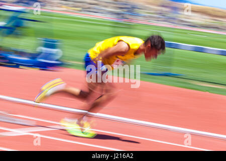 junge Männer, die Hurdling auf dem Leichtathletik-Stadion CIAT in Santa Cruz De Tenerife Stadt während 22. April 2017 Stockfoto