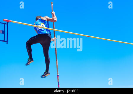 Outdooor jungen Erwachsenen männlichen Stabhochsprung Wettbewerb statt 22. April 2017 auf dem Leichtathletik-Stadion CIAT in Santa Cruz De Tenerife-Stadt Stockfoto