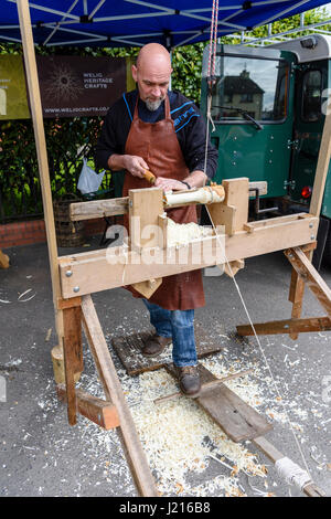 Ein Mann nutzt eine traditionelle Fußschalter Holz Drehbank. Stockfoto