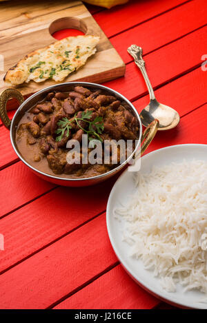 Kidney-Bohnen Curry oder Rajma oder Rajmah chawal und Roti, typische Nord Indische Hauptgericht, selektiven Fokus Stockfoto