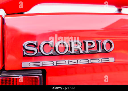 Hinten Abzeichen eines roten Ford Scorpio executive Autos produziert von Ford Europa von 1985 bis 1998 Stockfoto