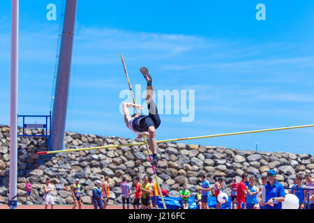 Outdooor jungen Erwachsenen männlichen Stabhochsprung Wettbewerb statt 22. April 2017 auf dem Leichtathletik-Stadion CIAT in Santa Cruz De Tenerife-Stadt Stockfoto