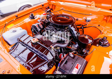 Makellose Motorraum von einem restaurierten orange Ford Capri 2.8i Stockfoto