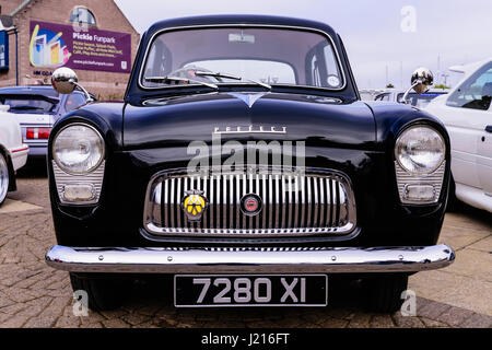 Vor einem Ford Prefect 100E (1953-1959) mit einem AA-Abzeichen auf dem Grillrost. Stockfoto