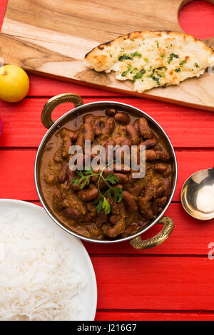 Kidney-Bohnen Curry oder Rajma oder Rajmah chawal und Roti, typische Nord Indische Hauptgericht, selektiven Fokus Stockfoto