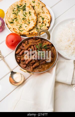 Kidney-Bohnen Curry oder Rajma oder Rajmah chawal und Roti, typische Nord Indische Hauptgericht, selektiven Fokus Stockfoto