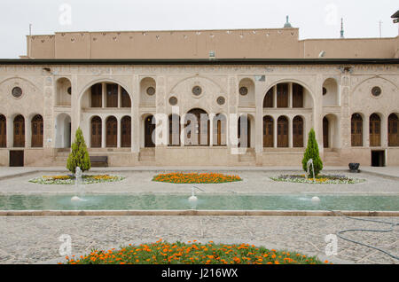 Tabātabāei historisches Haus gebaut in den frühen 1880er Jahren für wohlhabende Tabatabai-Familie. Haus wurde von dem berühmten Architekten Ustad Ali Maryam entworfen. Stockfoto