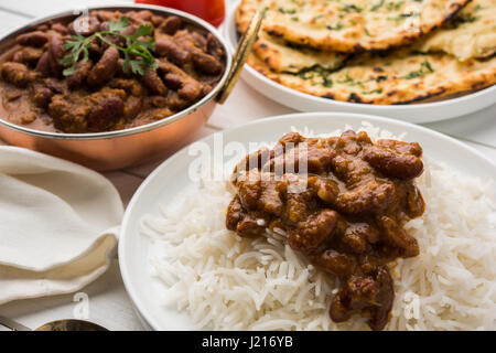 Kidney-Bohnen Curry oder Rajma oder Rajmah chawal und Roti, typische Nord Indische Hauptgericht, selektiven Fokus Stockfoto