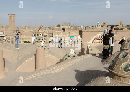 Touristen auf Dach des Sultan Amir Ahmad Badehaus in Kashan, Iran Dachkuppeln enthält konvexe Gläser für die Beleuchtung zum Badehaus. Stockfoto