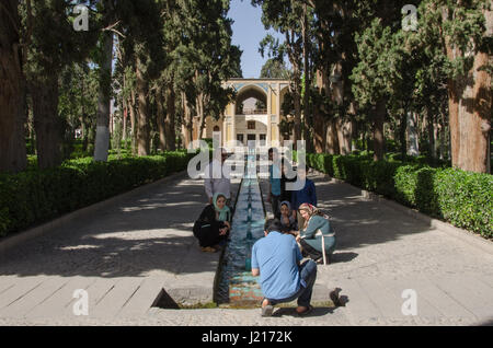 Besucher der historischen Fin Garten posiert neben zentralen Wasserspiele für ein Gruppenfoto. Stockfoto