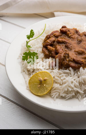Kidney-Bohnen Curry oder Rajma oder Rajmah chawal und Roti, typische Nord Indische Hauptgericht, selektiven Fokus Stockfoto
