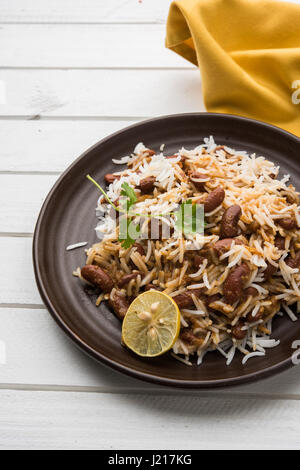 Kidney-Bohnen Curry oder Rajma oder Rajmah chawal und Roti, typische Nord Indische Hauptgericht, selektiven Fokus Stockfoto