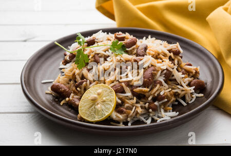 Kidney-Bohnen Curry oder Rajma oder Rajmah chawal und Roti, typische Nord Indische Hauptgericht, selektiven Fokus Stockfoto