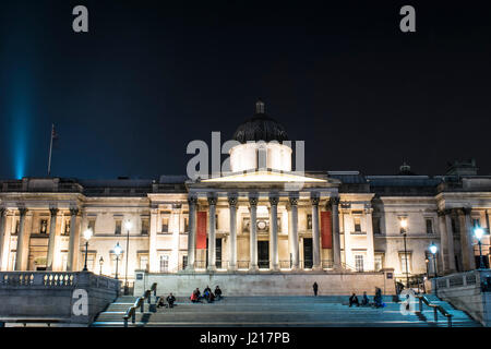 Die National Gallery bei Nacht. April 2017, London, UK. Stockfoto