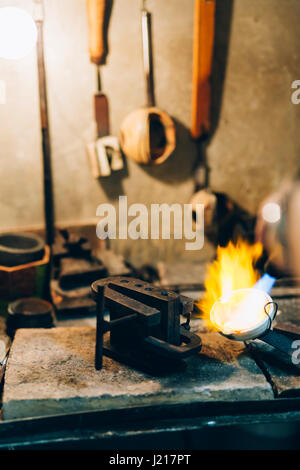 Goldschmied Schmelzen von Metall in flüssigem Zustand Stockfoto