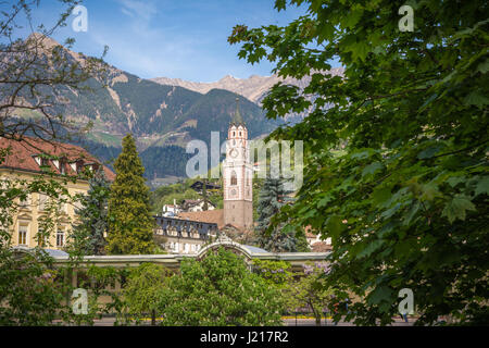 Glockenturm des Doms von Meran - Italien / Detail des Glockenturms des Doms von St. Nikolaus in Meran, Bozen, Südtirol, Italien Stockfoto