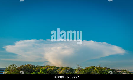 Bunte Wolken gegen blauen Himmel Stockfoto