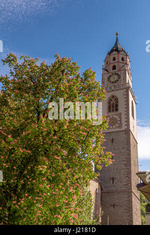 Glockenturm des Doms von Meran - Italien / Detail des Glockenturms des Doms von St. Nikolaus in Meran, Bozen, Südtirol, Italien Stockfoto