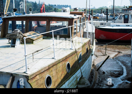 Boote im Hafen in Woodbridge, Suffolk Stockfoto