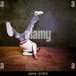 Ein Schuss von einem hispanischen Mann dabei einen Hip-Hop-Tanz Stockfoto