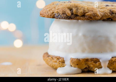 Zwei Ströme von geschmolzenem Eis aus hausgemachten Cookie Sandwich Stockfoto