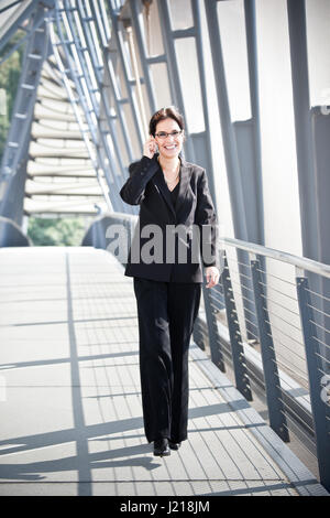 Ein Porträt von hispanic Geschäftsfrau am Telefon sprechen Stockfoto