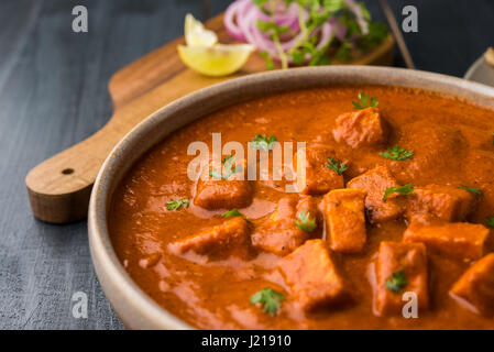 Paneer Butter Masala oder Käse Hütte Curry, populären indischen Mittag-/Abendessen Menü in Hochzeiten oder Partys, selektiven Fokus Stockfoto