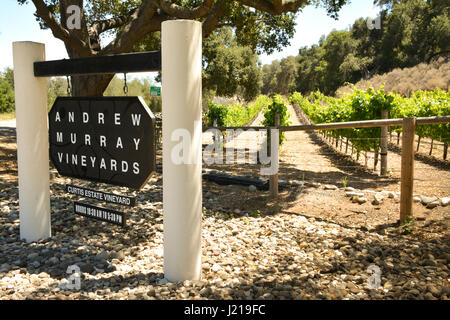 Rustikal und doch stilvolle Zeichen und Eingang in die Weinberge von Andrew Murray in dem Santa Ynez Tal Wein-Land in der Nähe von Los Olivos, CA Stockfoto