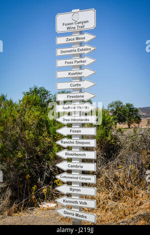 Eine Liste der Namen der Weinberge auf einer hohen Richtungsanzeiger mit Pfeilen Regie Foxen Canyon Wine Trail, in der Nähe von Los Olivos, CA im Santa Ynez Valley Stockfoto