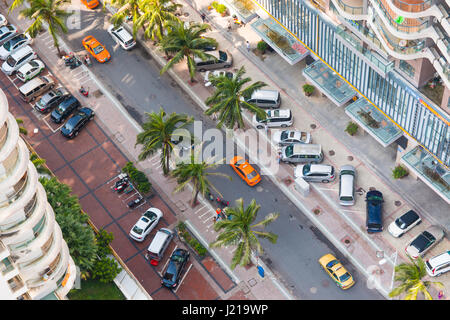 Top View of Street mit Palmen in der chinesischen Stadt Stockfoto