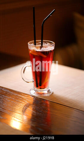 Foto-Makro Glühwein auf einem dunklen Hintergrund in einem café Stockfoto