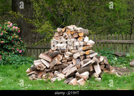 ein Haufen von gehackten Protokolle für Brennholz Stockfoto